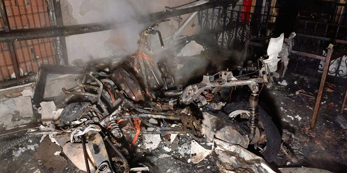 Eyüpsultan'da kıraathanede başlayan yangın 2 binaya sıçradı