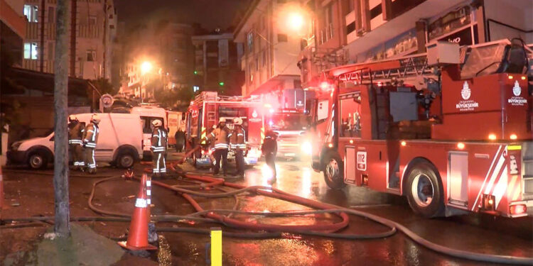 Eyüpsultan'da kıraathanede başlayan yangın 2 binaya sıçradı