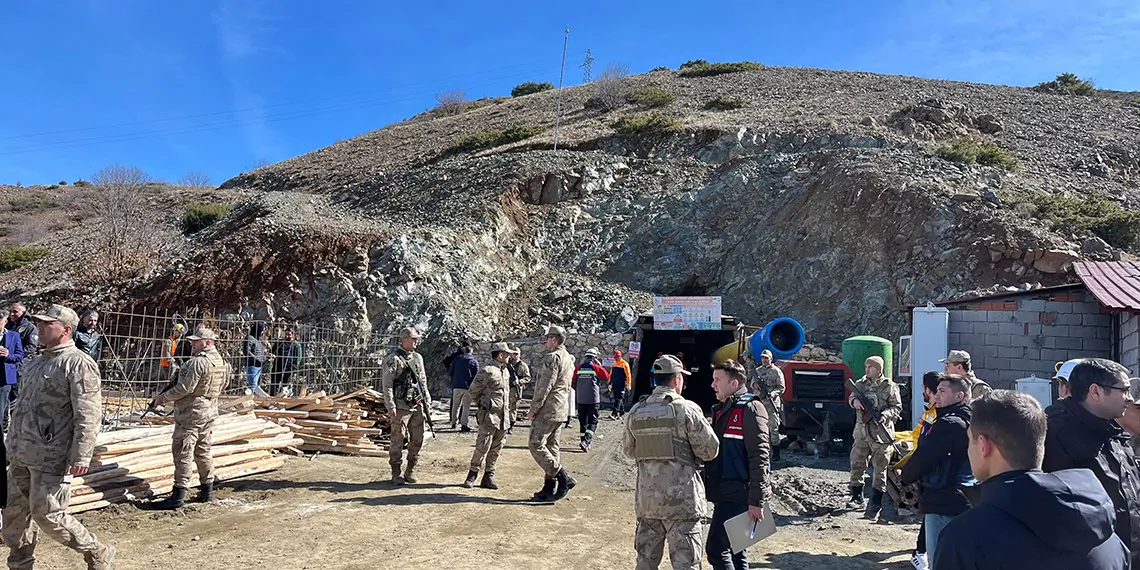 Elazığ'da krom madeninde göçük meydana geldi. Göçük altında kalan 4 işçiden 3’ü kurtarıldı, 1 işçiyi arama kurtarma çalışmaları devam ediyor.