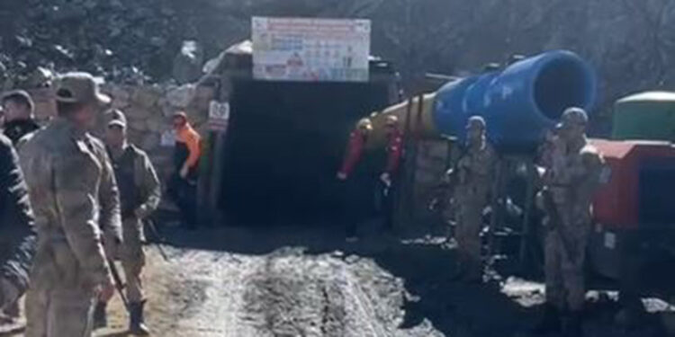 Elazığ'da krom madeninde göçük: 4 işçiden 3’ü kurtarıldı