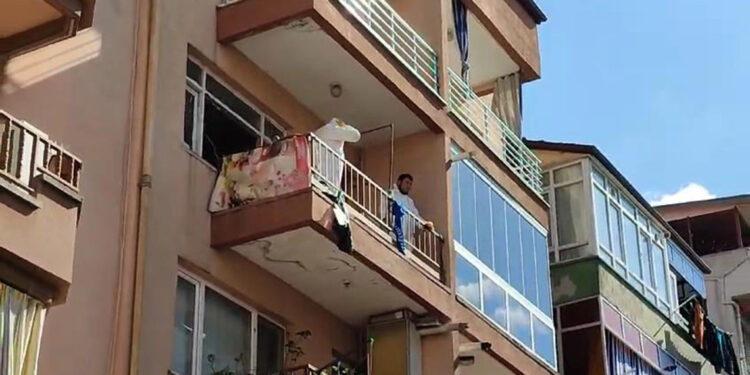 Emekli öğretmen çöp evde ölü bulundu