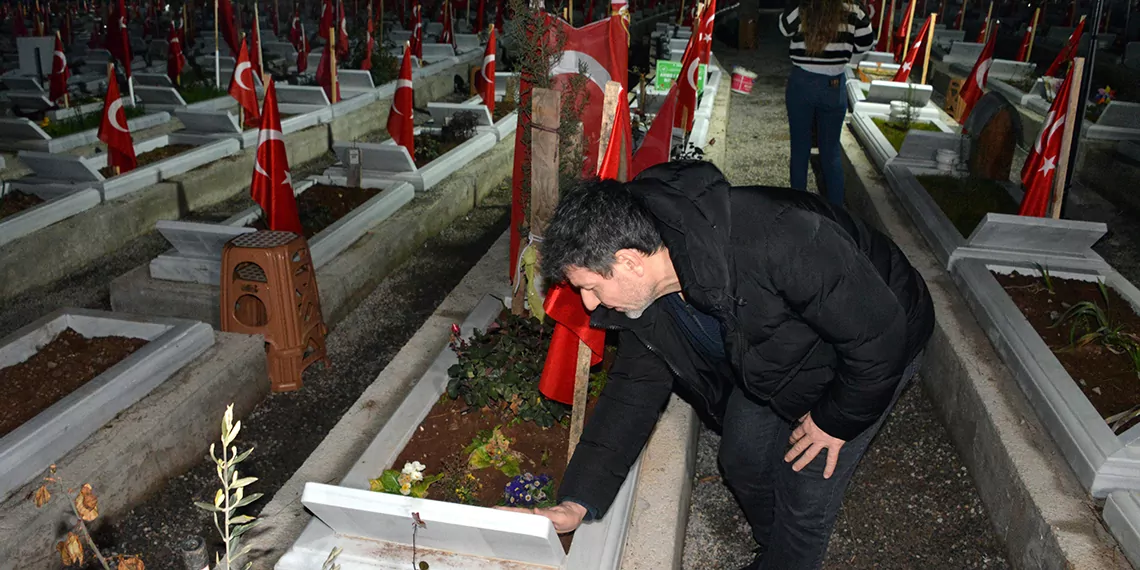 Enkaz altındaki kızının elini bırakmayan baba yürekleri yaktı