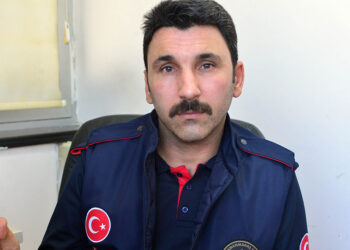 Enkaz altındaki oğlunu bırakıp, 1050 kişinin kurtarılmasını sağladı