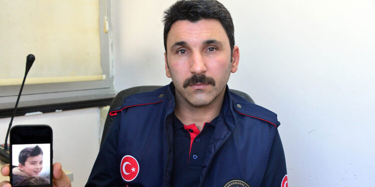 Enkaz altındaki oğlunu bırakıp, 1050 kişinin kurtarılmasını sağladı