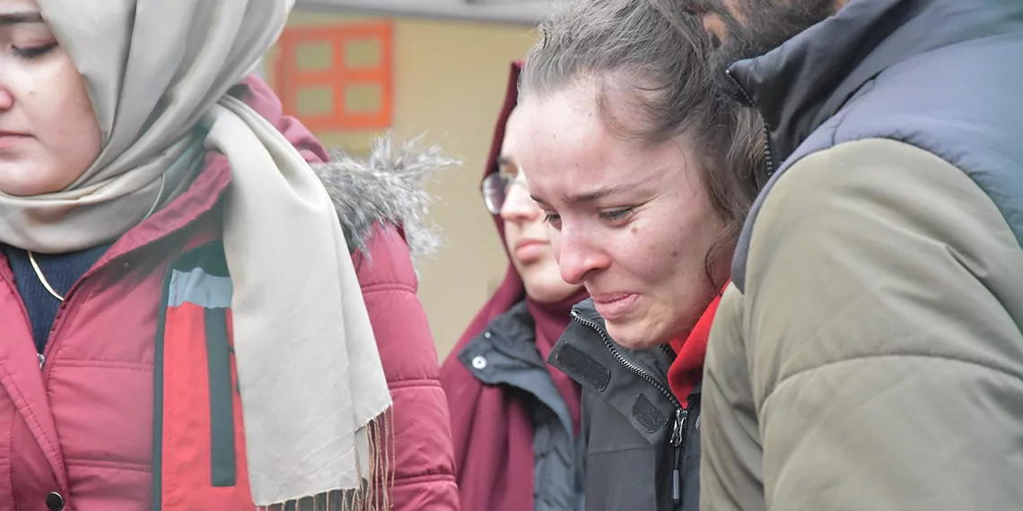 Erzincan'da acı bekleyiş 3 gündür sürüyor. 9 işçiyi arama çalışmaları yaklaşık 1000 personelle devam ederken olay sonrası bölgeye gelen aileler ise gözyaşı döküyor. Bazı ailelerin 'orada yaşayan biri yok, birbirimizi kandırmayalım' diyerek feryad ettiği görüldü.