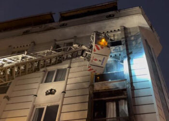 Esenyurt'ta 4 katlı binada yangın; 12 kişi mahsur kaldı