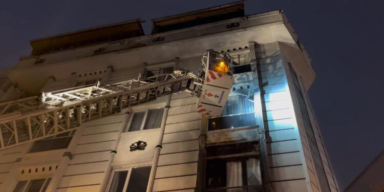 Esenyurt'ta 4 katlı binada yangın; 12 kişi mahsur kaldı