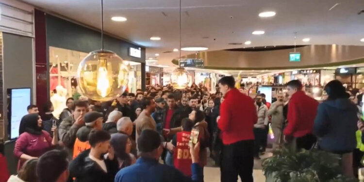 Esenyurt'ta AVM'deki eylemde 4 kişi gözaltına alındı