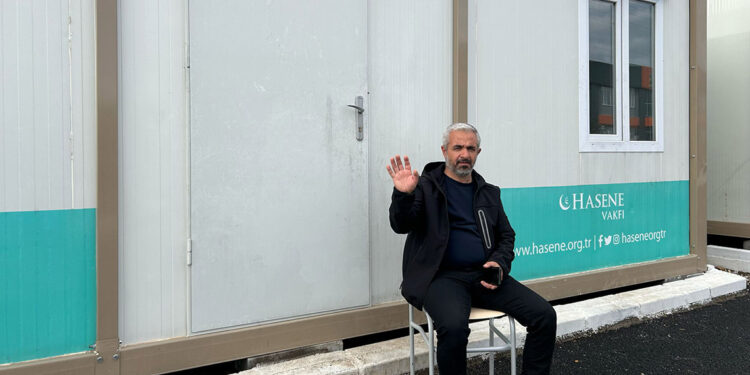 Eşi ile 10 yakınını kaybeden depremzede, kızları ile yaşama tutunuyor