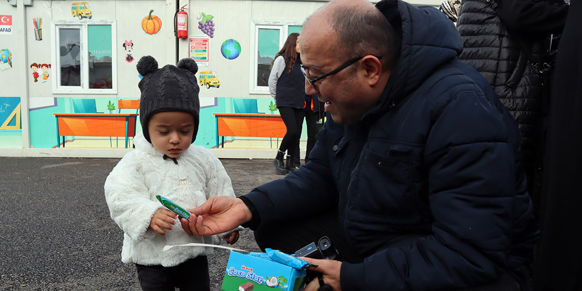 Eşi ile 10 yakınını kaybeden depremzede, kızları ile yaşama tutunuyor