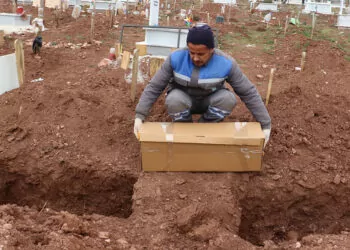 Eskişehir'de çöpte ölü bulunan bebek, toprağa verildi