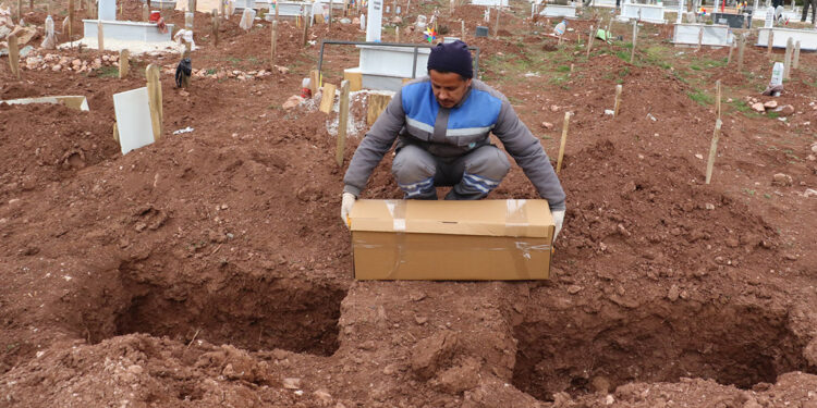 Eskişehir'de çöpte ölü bulunan bebek, toprağa verildi