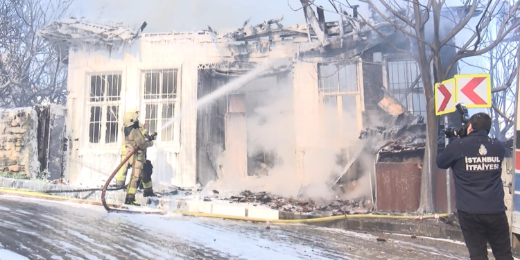 Eyüpsultan'da tek katlı ahşap bina alev alev yandı