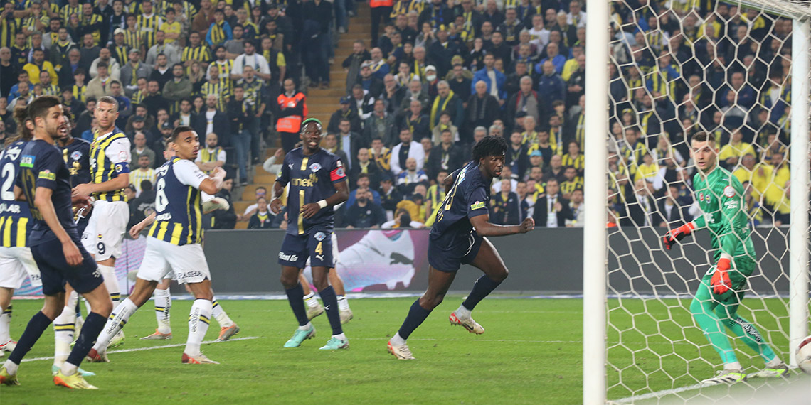 Kasımpaşa Teknik Direktörü Sami Uğurlu, “Genel olarak, oyun olarak istediğimizi aldık diyebilirim. Takımımızın gücünü, oyun kurgusunu biliyoruz. Bunu geliştirmeye çalışıyoruz. Bu da istediğimiz gibi gidiyor. Son haftalarda arka arkaya kazandığımız maçlar herkesin takdirini toplayan Kasımpaşa takımı vardı. Bu bilinçle buraya geldik. Bu oyunu oynayabiliyorsan, biraz saygıyı hak ediyorsun” dedi.