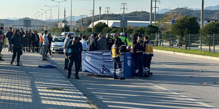 Muğla'nın Fethiye ilçesinde, otomobille çarpışan motosikletteki 2 çocuk öldü. Kazada, otomobil sürücüsü ise yaralandı.