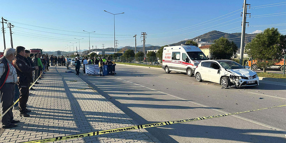 Muğla'nın Fethiye ilçesinde, otomobille çarpışan motosikletteki 2 çocuk öldü. Kazada, otomobil sürücüsü ise yaralandı.