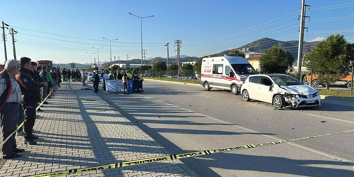 Muğla'nın fethiye ilçesinde, otomobille çarpışan motosikletteki 2 çocuk öldü. Kazada, otomobil sürücüsü ise yaralandı.