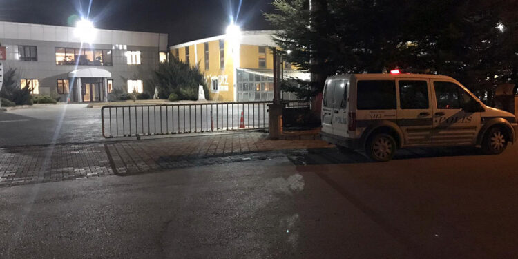 Fabrikada kafası yük asansörüne sıkışan işçi öldü