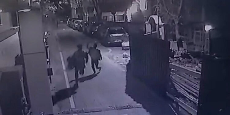 Fatih'te bıçaklı saldırganı copla kovaladı