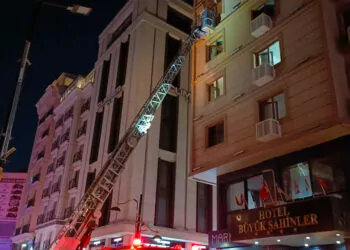 Fatih'te otelde yangın: mahsur kalan 20 kişi kurtarıldı