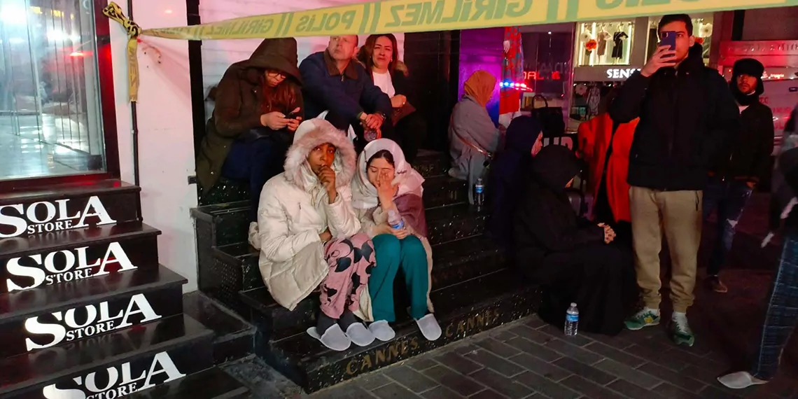 Fatih'te otelde yangın: mahsur kalan 20 kişi kurtarıldı