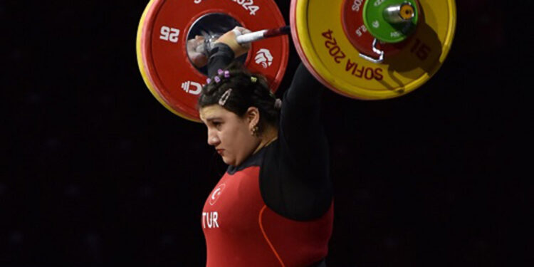 Fatmagül Çevik'ten Halter Şampiyonası'nda 2 bronz madalya