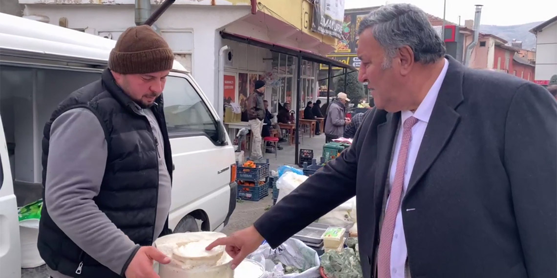 CHP Niğde Milletvekili Ömer Fethi Gürer, Ulukışla ilçe pazarında ekonominin nabzını tuttu. Peynir fiyatlarındaki artışa dikkat çeken Gürer, “En ucuz peynir olan çökelek bile 100 liradan satılıyor. Vatandaş peynirin yanına yaklaşamıyor” dedi.