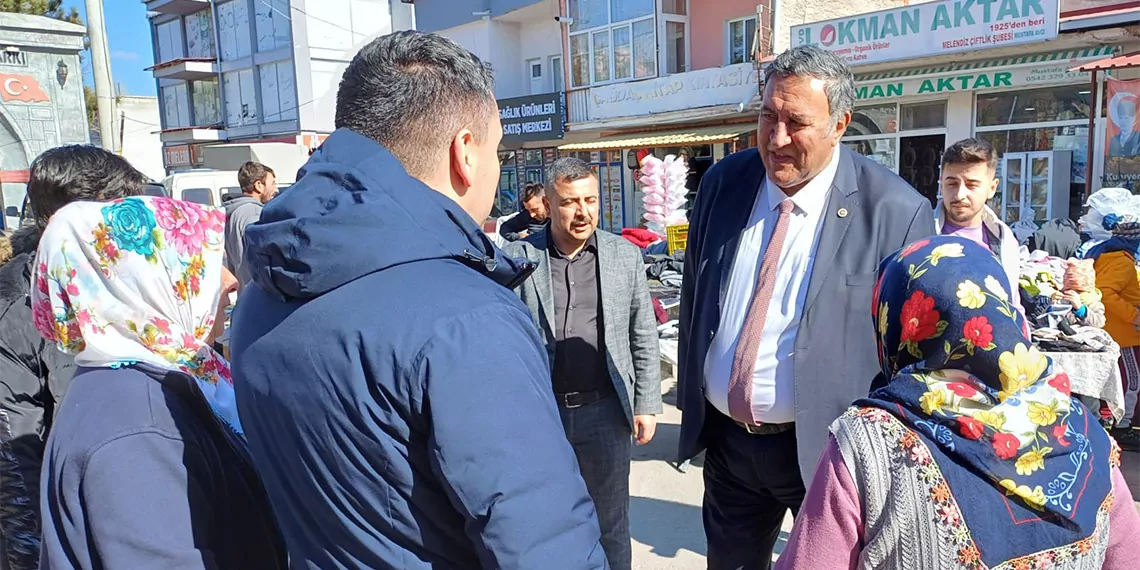 Niğde merkez, çamardı ilçesinde pazar yeri gezen chp milletvekili gürer’e dert yanan vatandaşlar, “200 liranın eski 20 lira kadar hükmü kalmadı. Çuvalla aldığımız ürünleri gramla ve tane ile alıyoruz” dedi.