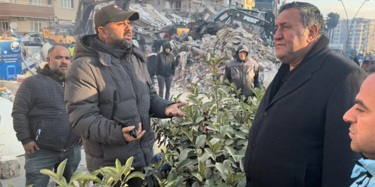 Depremin acıları demeçlerle kapanmıyor