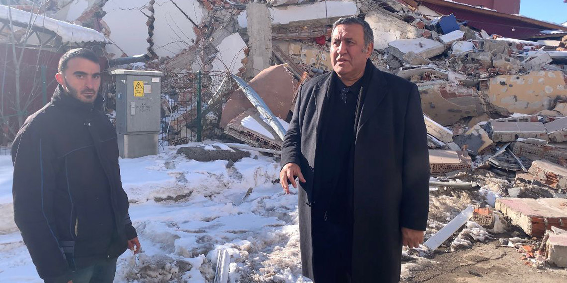 CHP Niğde Milletvekili Ömer Fethi Gürer, 6 Şubat’ta meydana gelen Kahramanmaraş merkezli depremlerinde gerekli derslerin çıkarılmadığını söyledi. Gürer: “Kahramanmaraş merkezli büyük depremden sonra ne yaşayacağımızı gördük. Depremin acıları demeçlerle kapanmıyor” dedi.