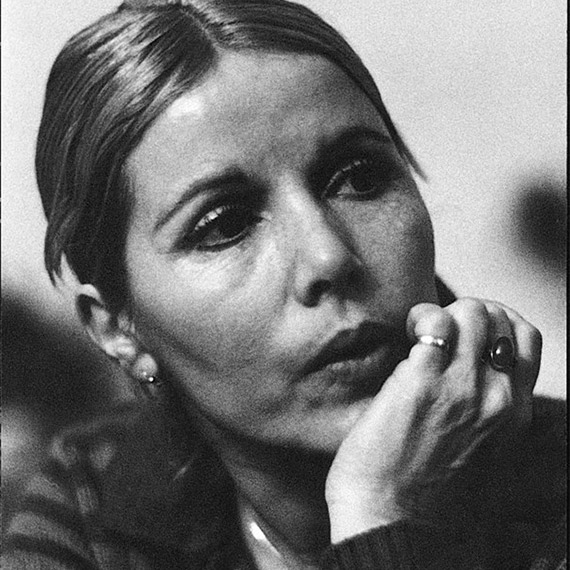 Türk edebiyatının en büyük yazarları arasında yer alan Füruzan 91 yaşında vefat etti. Füruzan'ın yaşamını kaybettiği haberini şair Elif Sofya sosyal medya hesabından "Füruzan sonsuzluğa gitti" mesajıyla duyurdu.