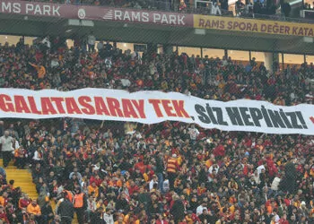 Galatasaray taraftarından 3 dakikalık sessiz protestosu