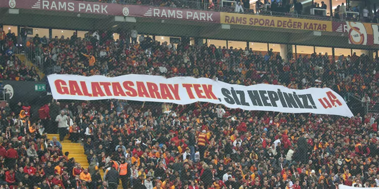 Galatasaray taraftarından 3 dakikalık sessiz protestosu