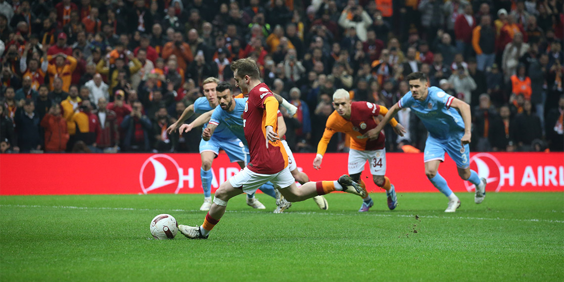 Antalyaspor Başkanı Sinan Boztepe, "90 dakikayı izleyin. Penaltı, penaltı değil. Gol, ofsayt. Rezaletten başka bir şey değil. Bu işlerin suçlusu kimse direkt istifa etsin. Şu işi düzgün yapacak birileri gelsin" dedi.