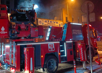Gaziosmanpaşa'da 2 katlı binanın çatısı yandı