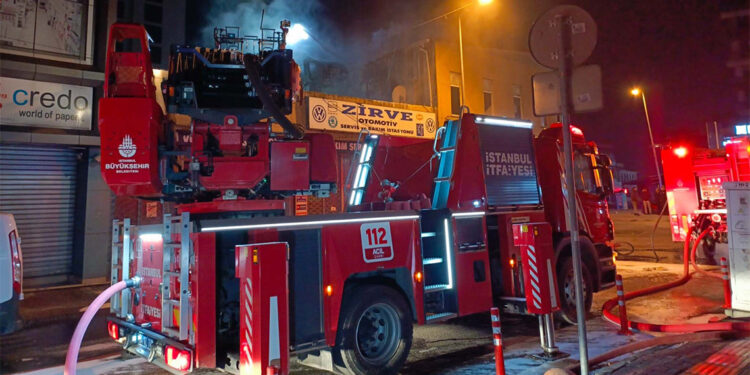 Gaziosmanpaşa'da 2 katlı binanın çatısı yandı