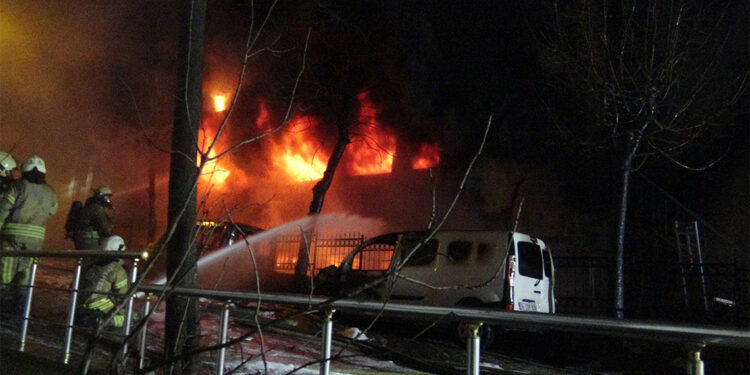 Avcılar'da tekstil fabrikası alev alev yandı