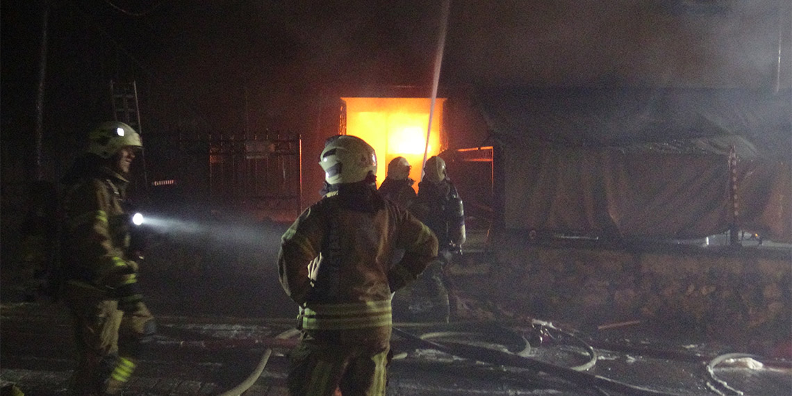 Avcılar'da tekstil fabrikası alev alev yandı
