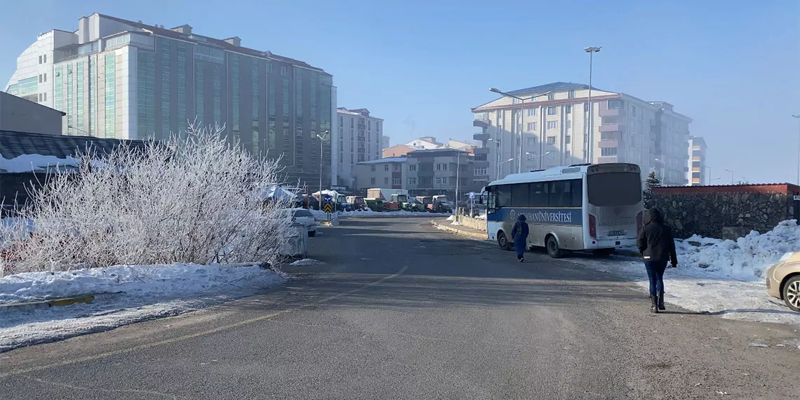 Türkiye'nin en soğuk yerleşim yeri göle oldu