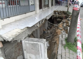 Güngören'de kaldırım çöktü; 3 yaralı
