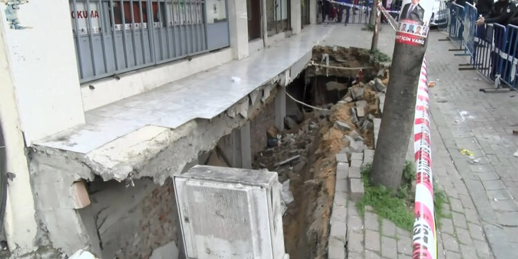 Güngören'de kaldırım çöktü; 3 yaralı