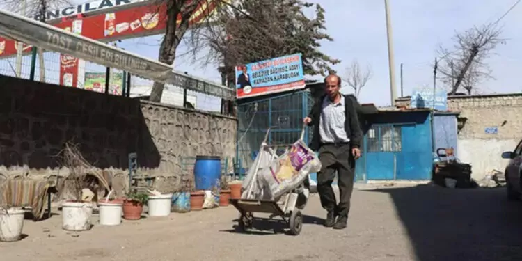 Gaziantep'te atık kağıt toplayıcısı, belediye başkan adayı oldu