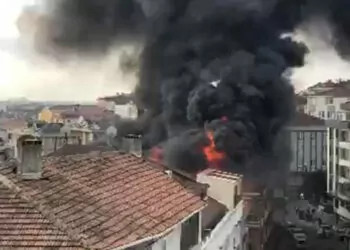 Gaziosmanpaşa'da bina çatısında yangın