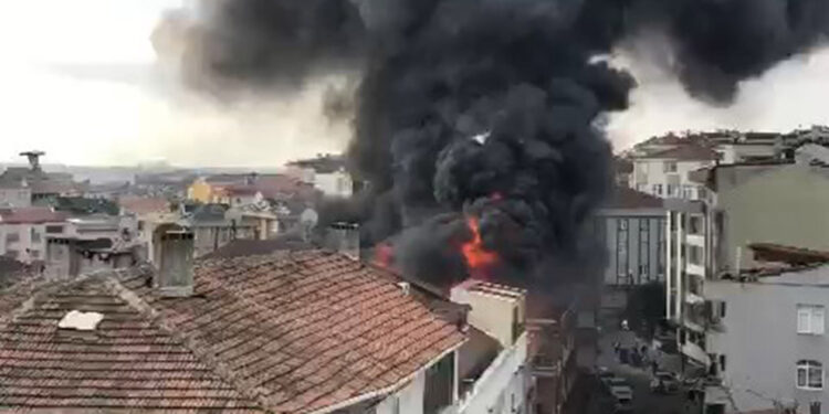 Gaziosmanpaşa'da bina çatısında yangın