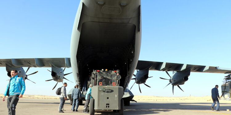 Gazze'ye askeri uçakla ilaç ve tıbbi malzeme götürüldü