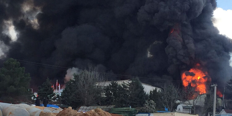 Gebze'de kimya fabrikasında yangınGebze'de kimya fabrikasında yangın