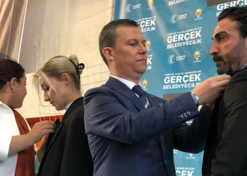 Gelecek Partisi'nden istifa eden 1025 üye, AK Parti'ye geçti