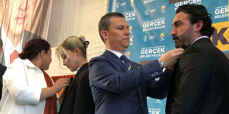 Gelecek Partisi'nden istifa eden 1025 üye, AK Parti'ye geçti