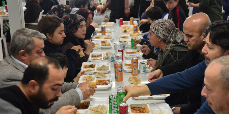Gönül Mutfağı'ndan 30 bin kişiye taziye yemeği