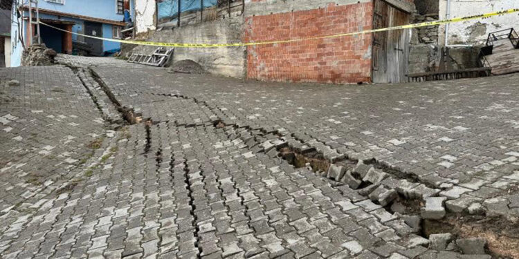 Günebakan köyünde heyelan; evlerin duvarları çatladı